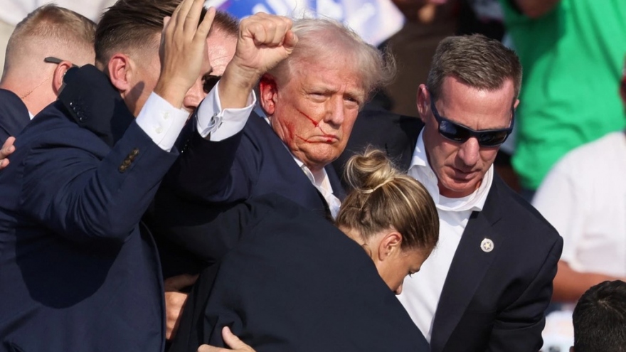 Ông Trump xác nhận bị bắn vào tai khi đang vận động tranh cử ở Pennsylvania