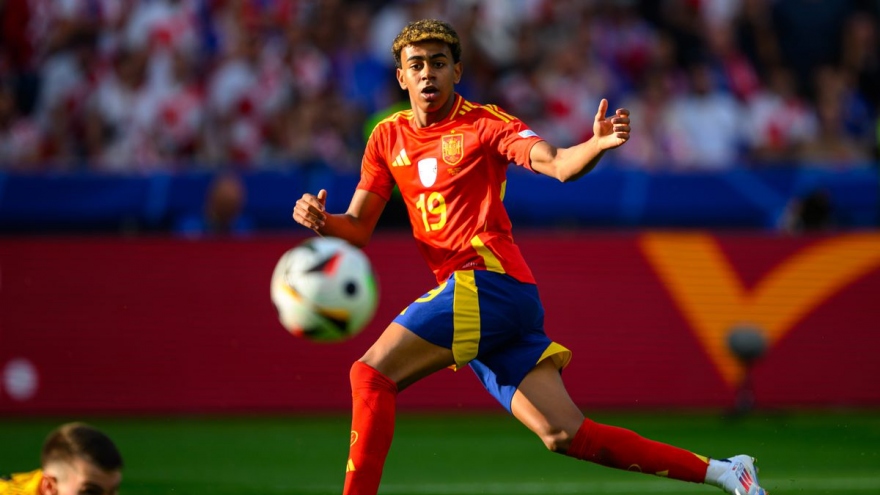 Cầu thủ 16 tuổi thi đấu ban đêm có dẫn tới án phạt trong pháp luật Việt Nam?