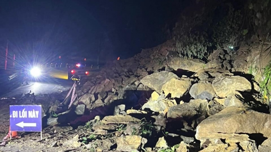 Sạt lở lớn trên Quốc lộ 4D, phương tiện đi Sa Pa phải di chuyển sang đường khác