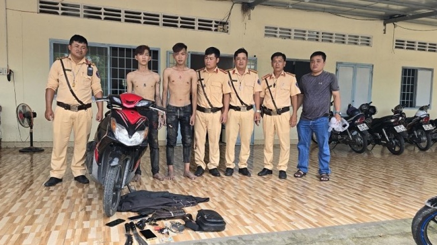 Cảnh sát giao thông vây bắt 3 đối tượng dùng dao chém người cướp tài sản