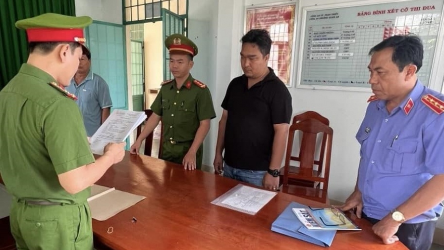 Khởi tố 1 đối tượng về tội giả mạo trong công tác