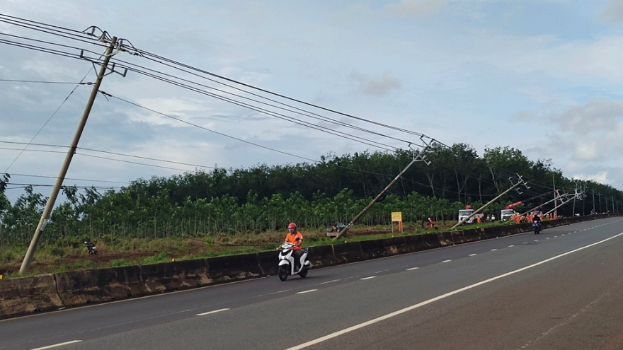 Mưa gió khiến nhiều trụ điện ở Bình Phước ngã đổ