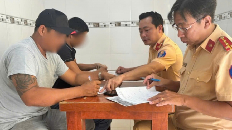 Xử lý tài xế xe tải cầm tuýp sắt chặn xe ô tô con tại TP.HCM