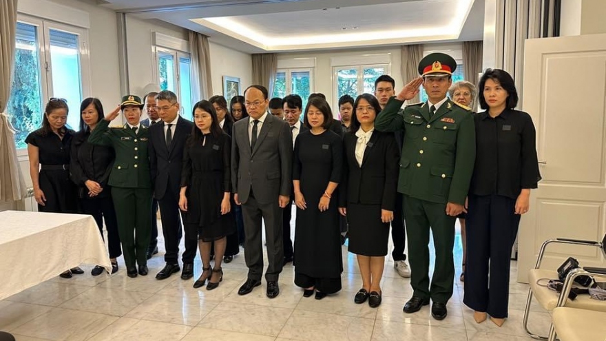 ĐQS Việt Nam tại Tây Ban Nha tưởng niệm Tổng Bí thư Nguyễn Phú Trọng