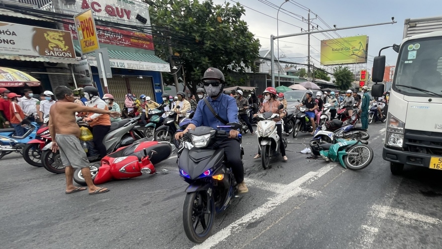 Khởi tố, bắt tạm giam tài xế gây tai nạn liên hoàn khiến 2 người chết ở Long An