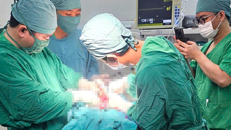 Người đàn ông bị biến dạng toàn bộ cánh mũi do chó cắn