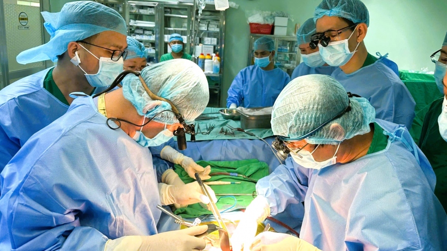 Phẫu thuật ghép thận thành công cho 2 trường hợp nguy hiểm tính mạng