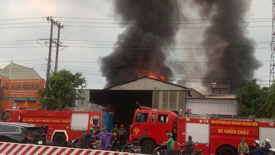 Ngọn lửa bao trùm bãi phế liệu ở Bình Dương trong cơn mưa