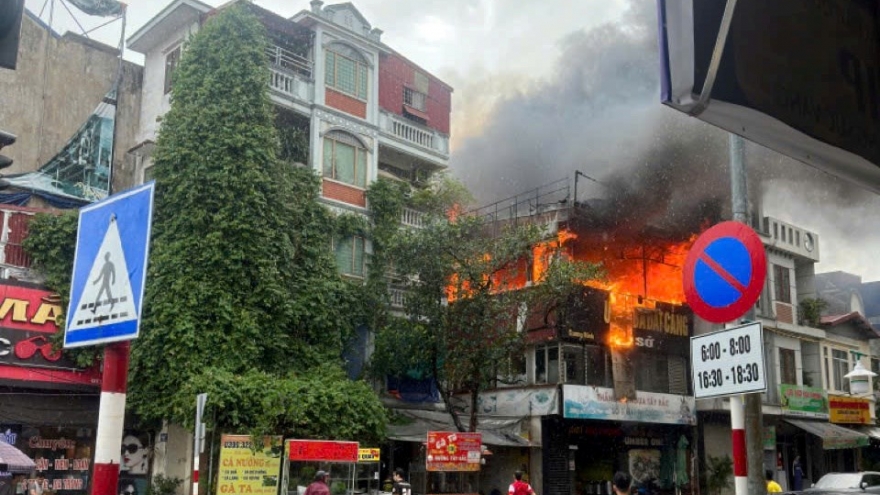 Dập tắt đám cháy tại cửa hàng ăn uống vào giữa trưa tại Hải Phòng