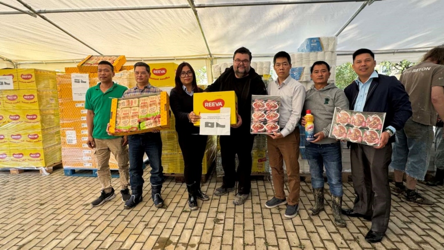 Ấm áp tấm lòng người Việt chung tay cứu trợ các địa phương bị bão lũ ở Séc