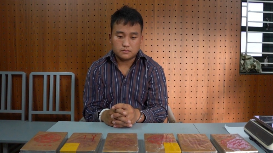 Bắt giữ 2 thanh niên mua bán trái phép 6 bánh heroin