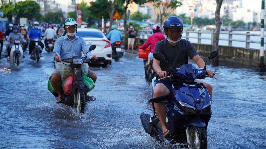 Triều cường đạt đỉnh, người dân TP.HCM chật vật di chuyển trên biển nước