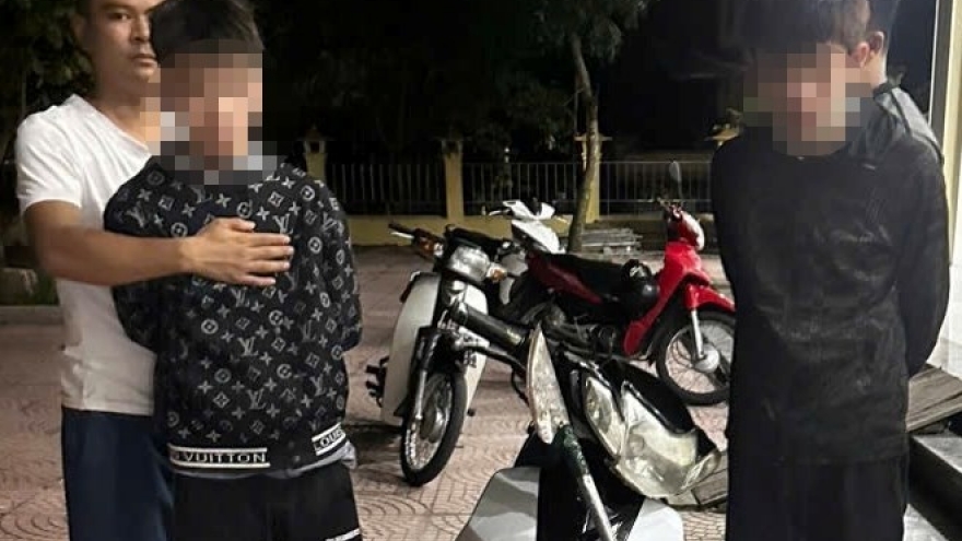 Khởi tố 2 đối tượng mang dao, cướp tài sản trong đêm