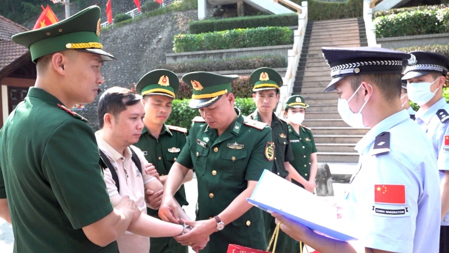 Lạng Sơn bắt giữ và bàn giao đối tượng truy nã người Trung Quốc