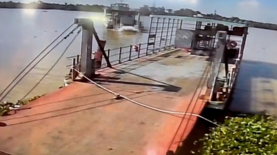 Chậm trục vớt ô tô bị nạn tại bến phà Tân Phong - Hiệp Đức