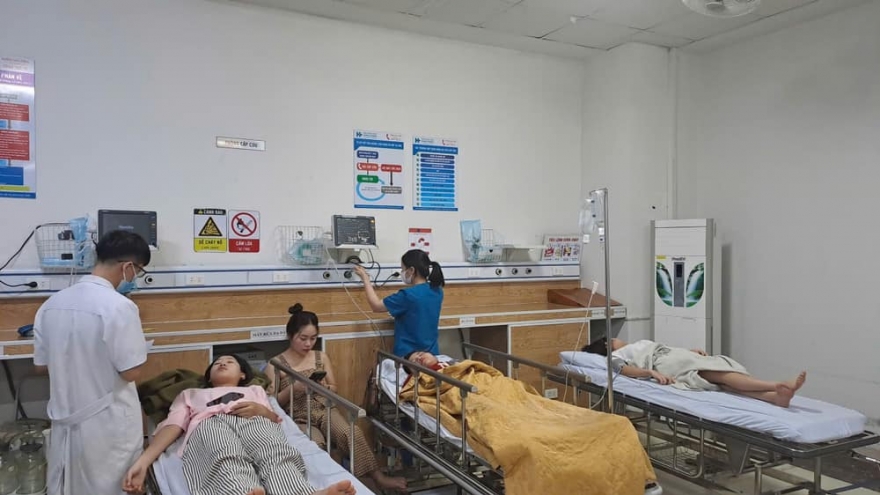 40 học sinh, sinh viên Cao đẳng Lào Cai tiêu chảy, nôn, sốt phải nhập viện