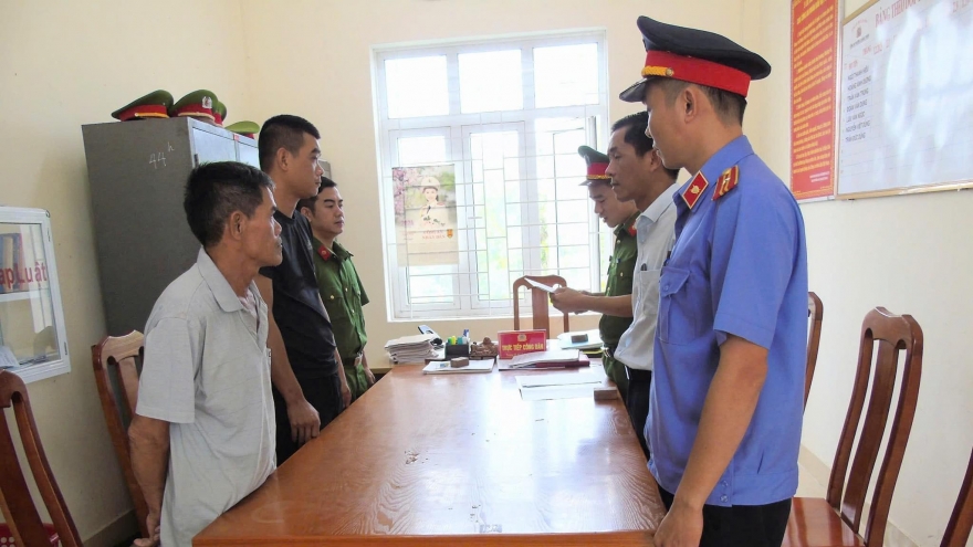 Mâu thuẫn lúc ăn đám giỗ, cháu trai chém chú họ bị thương