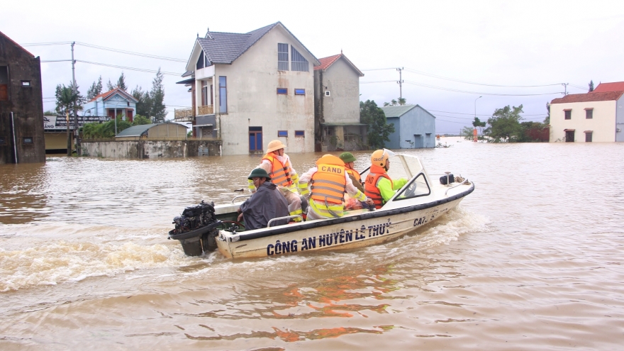 Nước lũ tiếp tục dâng, hơn 17.000 hộ dân ở Quảng Bình bị ngập lụt