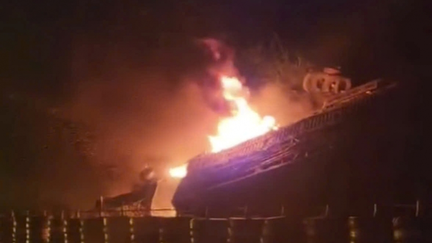 Xe đầu kéo bốc cháy lúc nửa đêm trên đường lánh nạn ở Hoà Bình