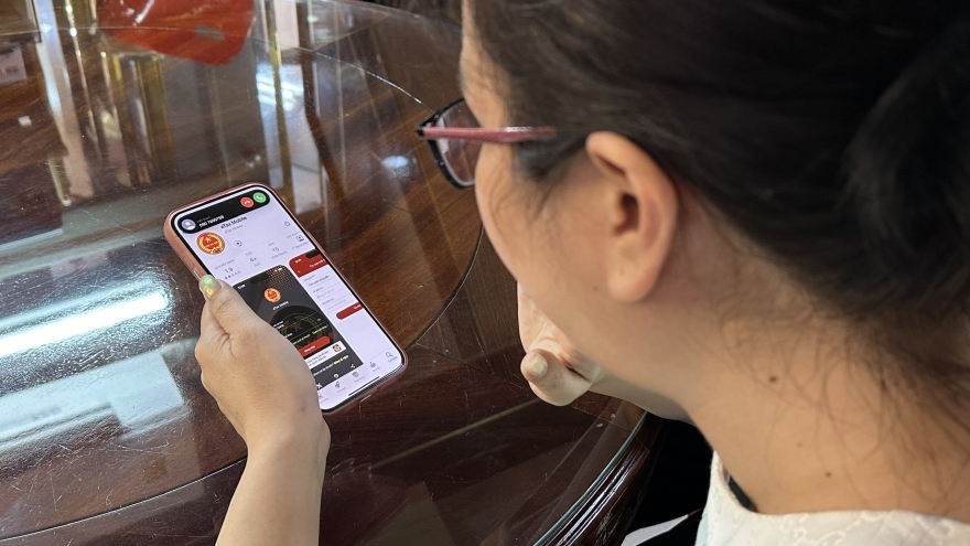 Ngành thuế Cần Thơ "cầm tay" hướng dẫn người dân cài đặt ứng dụng thuế điện tử