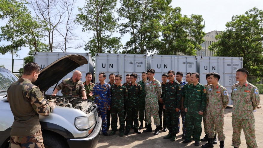 Khai mạc Khóa huấn luyện lái xe hai cầu cho sĩ quan gìn giữ hòa bình Việt Nam