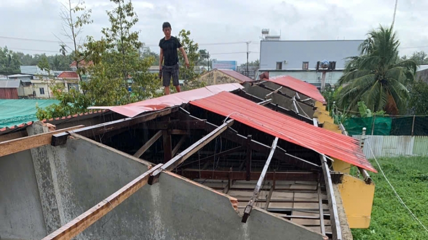 Mưa lớn kèm theo dông lốc gây thiệt hại nhiều phòng học và nhà dân ở Hậu Giang