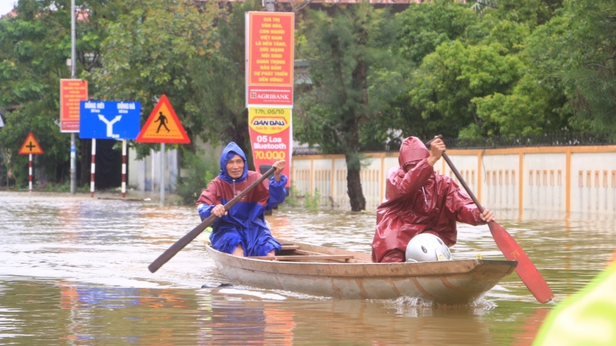 Tìm kiếm người đàn ông bị nước cuốn mất tích do lật đò trong mưa lũ ở Quảng Bình