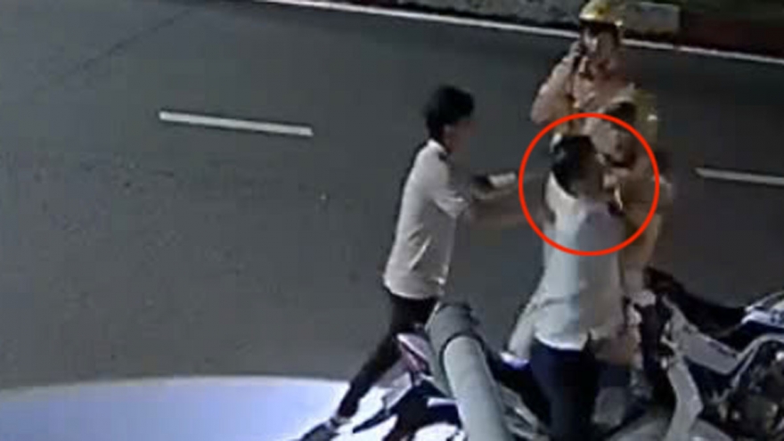 Tạm giữ hình sự người đàn ông đấm cảnh sát giao thông