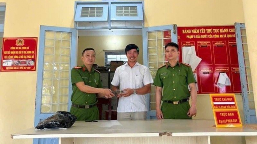 Cán bộ Công an Quảng Ngãi trả lại gần 100 triệu đồng cho người chuyển nhầm