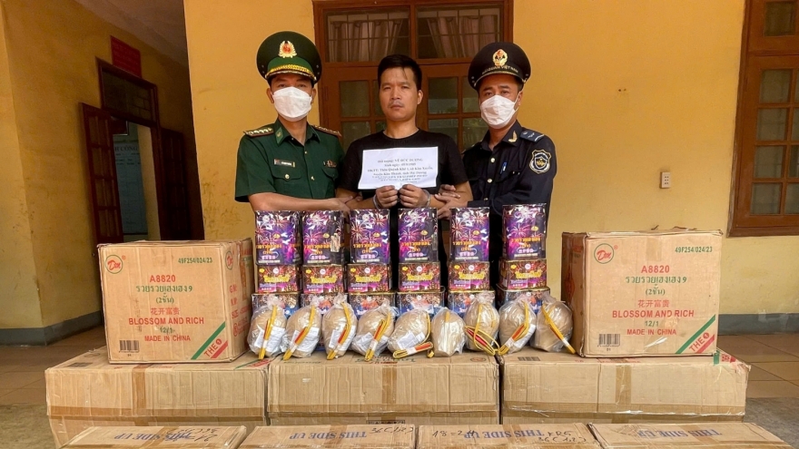 Bắt giữ vụ vận chuyển hơn nửa tấn pháo hoa tại cửa khẩu quốc tế Cha Lo