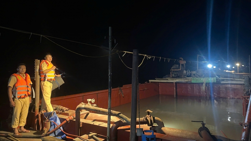 Bắt giữ liên tiếp 5 tàu khai thác cát trái phép tại khu vực ven biển Nam Định