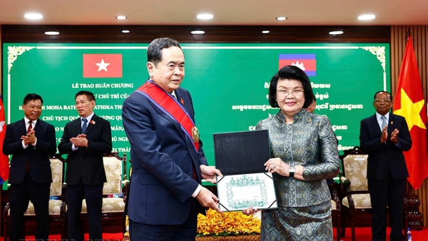 Chủ tịch Quốc hội Trần Thanh Mẫn nhận Huân chương Công trạng hạng Đại Thập tự