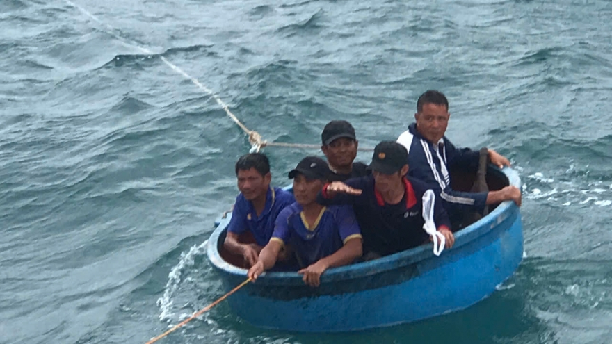 Đưa 5 thuyền viên tàu cá bị chìm trên biển Quảng Trị vào bờ an toàn