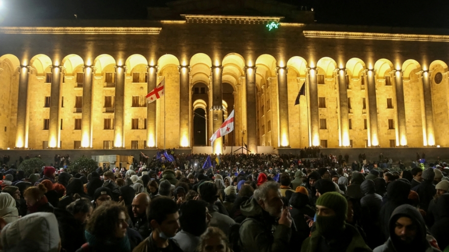 Biểu tình lan rộng khắp Georgia, lực lượng đặc biệt được triển khai trước tòa nhà Quốc hội