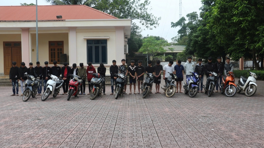 Hàng chục thanh thiếu niên mang theo hung khí lạng lách trên đường