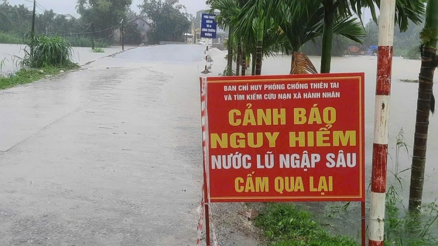 Mưa lớn kéo dài gây sạt lở, chia cắt giao thông ở Quảng Ngãi