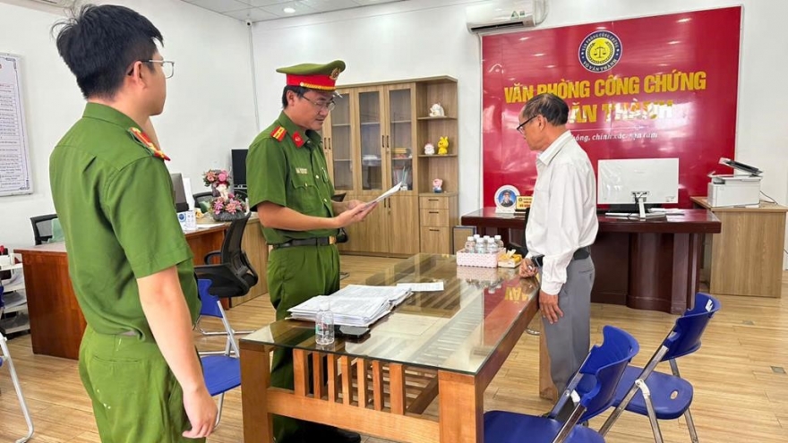 Khởi tố công chứng viên "gián tiếp" tiếp tay cho kẻ lừa đảo 8 tỷ đồng