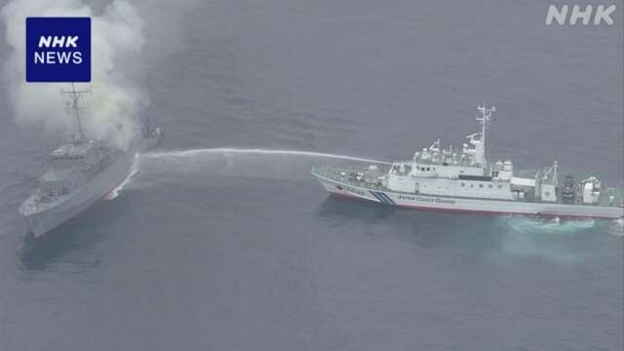 Tàu quân sự Nhật Bản tiếp tục bốc cháy trên biển