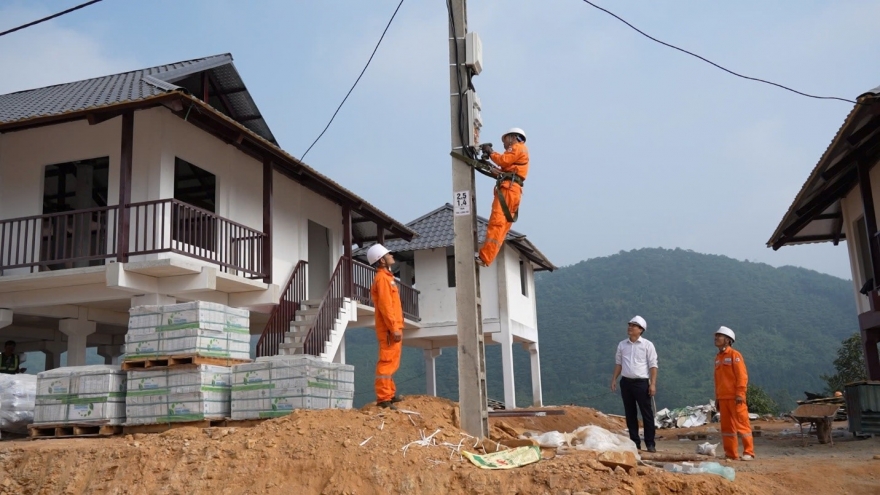 Đưa điện lưới quốc gia về khu tái định cư Làng Nủ sớm hơn 45 ngày