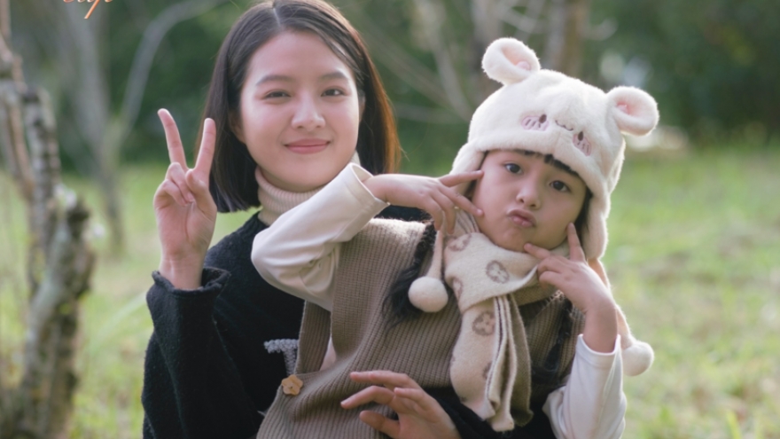 Hồng Ánh lên chức "bà ngoại xinh đẹp", thoải mái khi đóng phim với trẻ con