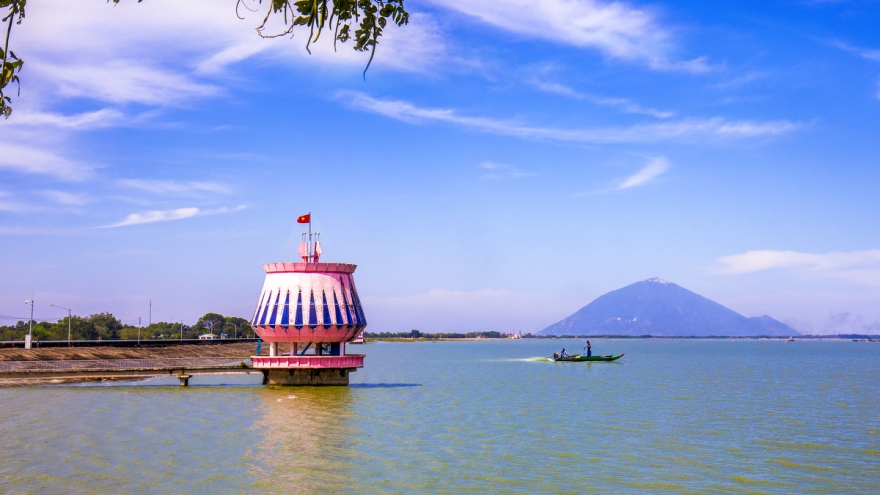 Tây Ninh cấm khai thác thủy sản hồ Dầu Tiếng trong một tháng