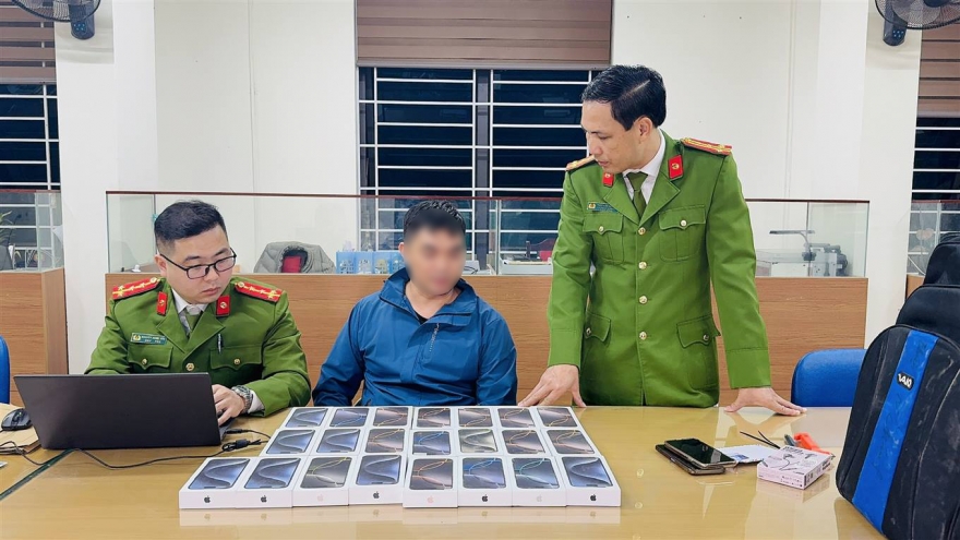 Bắt nghi phạm cướp 22 iPhone và 60 triệu đồng từ cửa hàng điện thoại