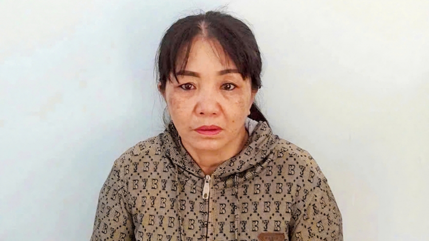 Bắt khẩn cấp “mẹ nuôi” tạt nước sôi bé gái 12 tuổi