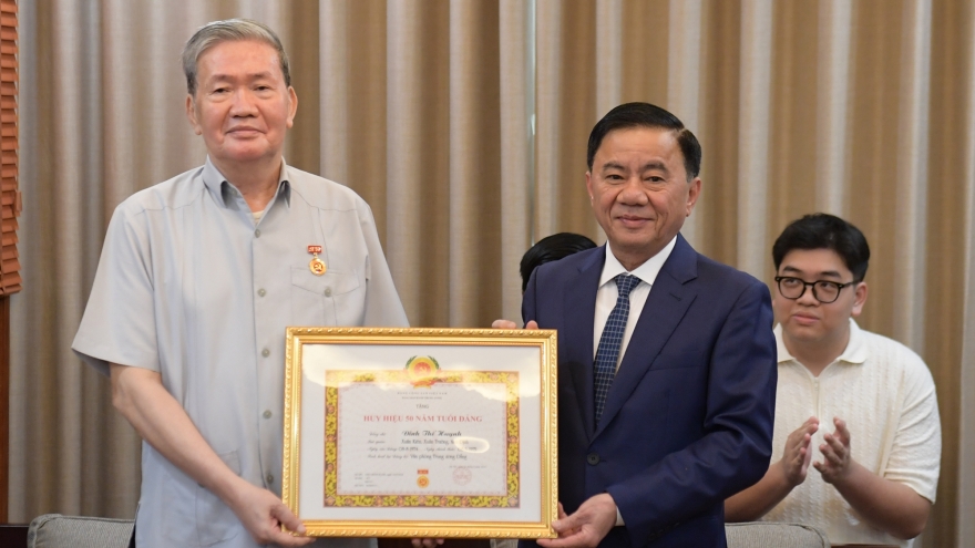 Nguyên Thường trực Ban Bí thư Đinh Thế Huynh nhận huy hiệu 50 năm tuổi Đảng