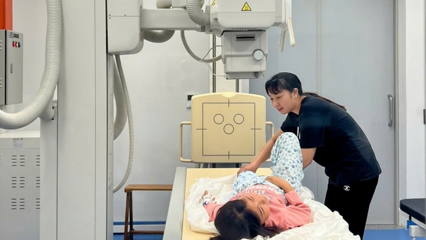 Bệnh viện Nhi Hà Nội phẫu thuật thành công cho bệnh nhi 7 tuổi gãy xương đùi