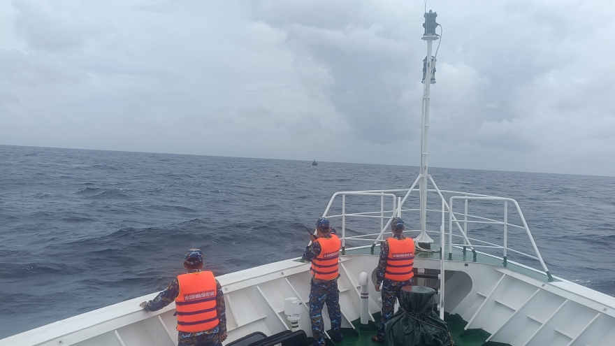 Tàu 467 cứu kéo tàu cá Bình Định bị thả trôi trên biển