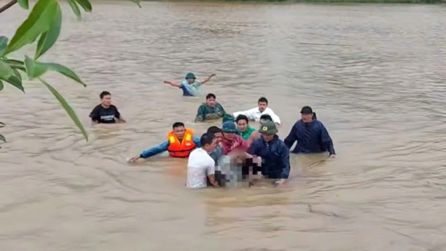 Tìm thấy thi thể người đàn ông mất tích khi cứu học sinh bị lũ cuốn