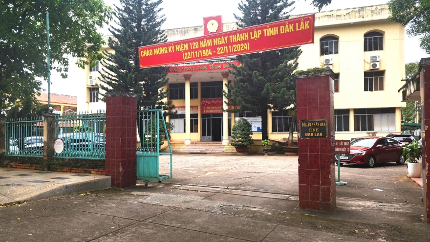 Tạm giữ 2 cán bộ tòa và 1 chấp hành viên tại Đắk Lắk