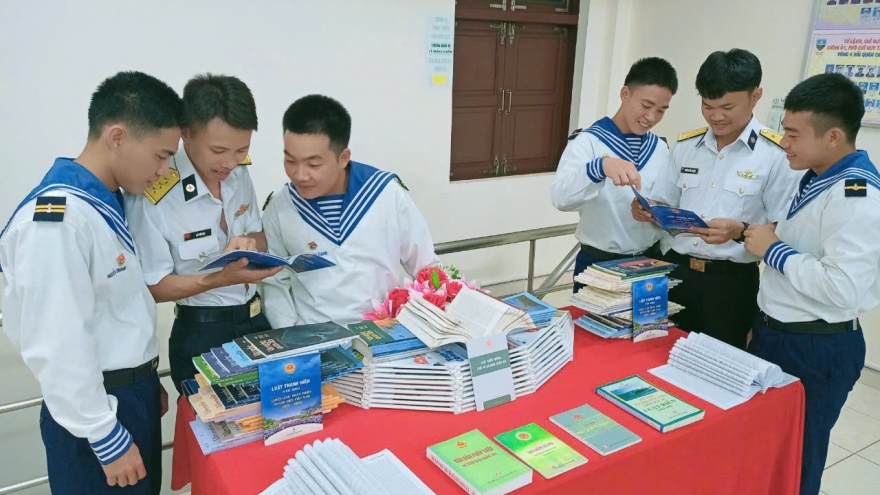 Nâng cao nhận thức pháp luật cho cán bộ, chiến sĩ Vùng 4 Hải quân