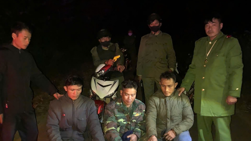 Tạm giữ 3 người đàn ông mang 2 khẩu súng và 49 viên đạn đi trên đường